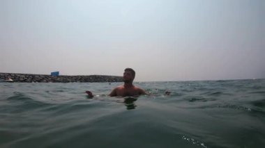 Adam denize dalıyor.