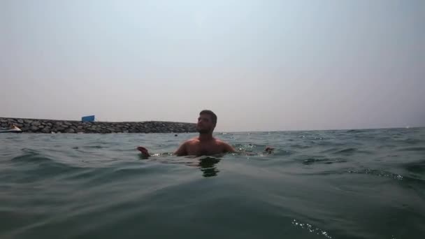 Guy se sumerge en el mar — Vídeo de stock