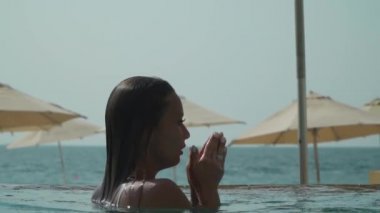 Havuzda bikinili beyaz kız.