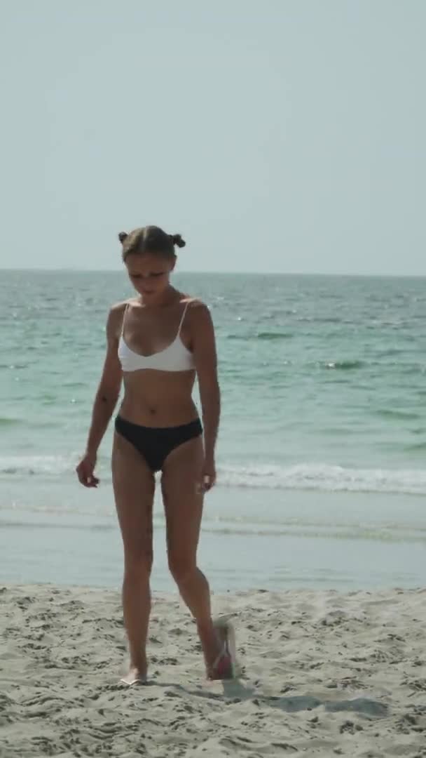 Verticale video. meisje in een bikini — Stockvideo