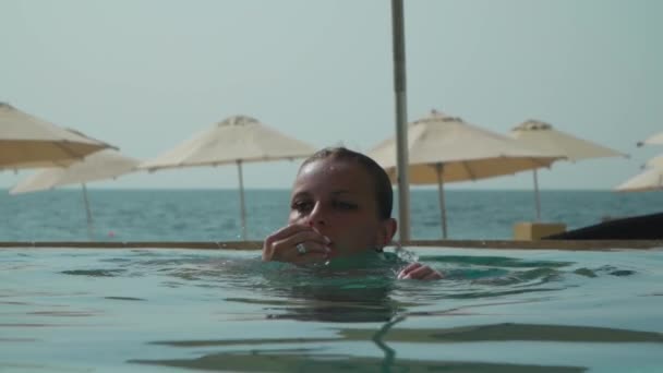 Kaukaskie dziewczyna w bikini na basen — Wideo stockowe