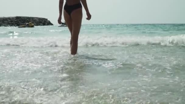 Girl in a bikini — Stock Video