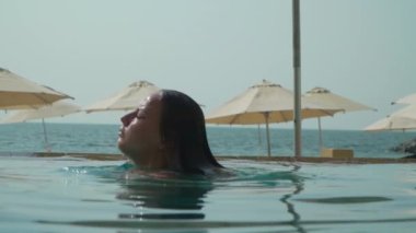 Havuzda bikinili beyaz kız.