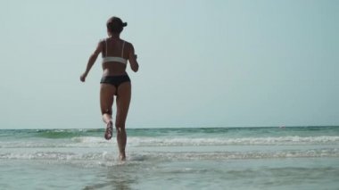Bikinili kız