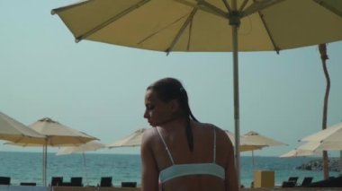 Havuzda bikinili beyaz kız.