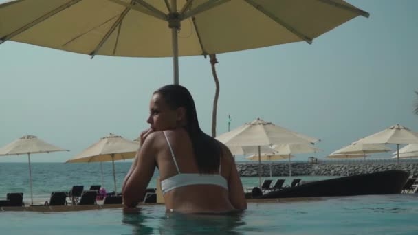 Kaukasiska tjejen i bikini vid poolen — Stockvideo