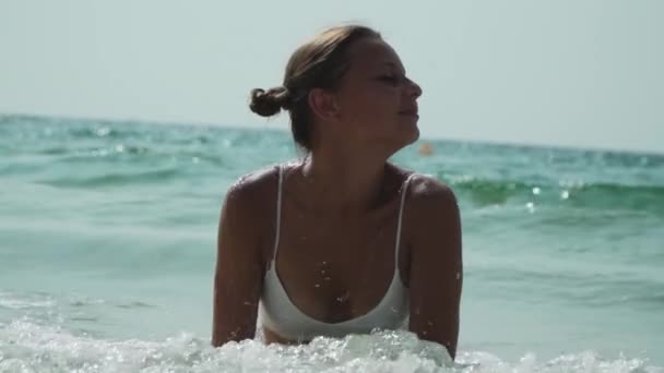 Meisje in een bikini — Stockvideo