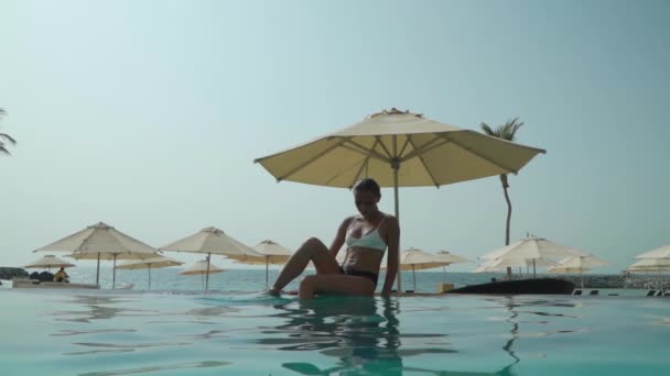 Kaukasiska tjejen i bikini vid poolen — Stockvideo