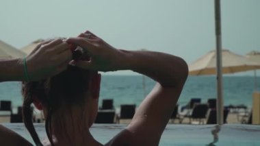 Havuzda bikinili beyaz kız.