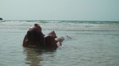Bikinili kız
