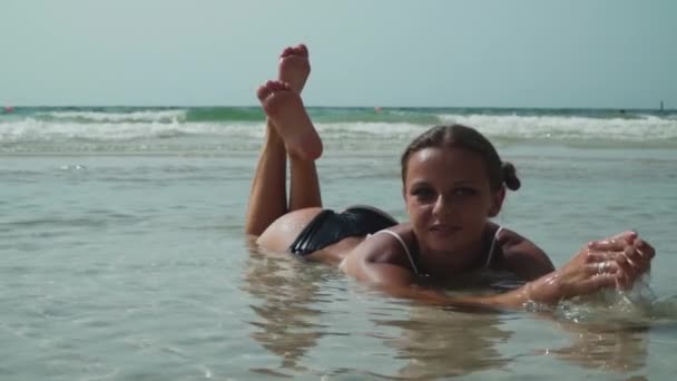 Girl in a bikini — Stock Video