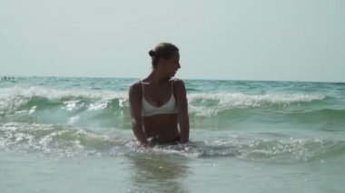 Bikinili kız
