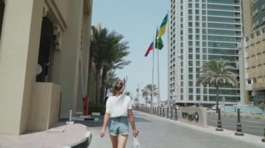 İki at kuyruklu bir kadın.