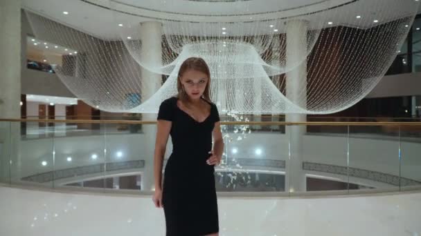 Vrouw in een zwarte avond jurk — Stockvideo