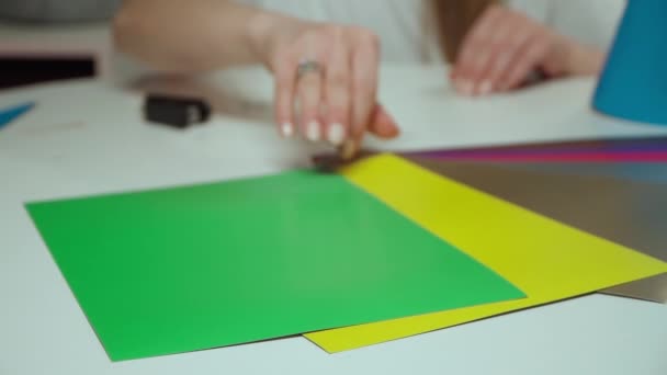 女性手制作硬纸板工艺品的特写镜头 — 图库视频影像