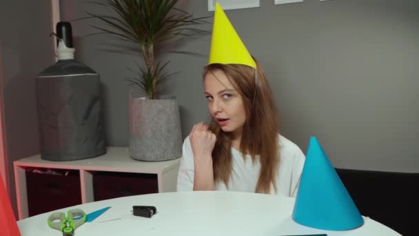 Mujer en gorra de cumpleaños mostrando el dedo medio — Vídeos de Stock