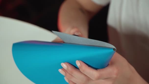 Close-up van vrouwelijke handen die kartonnen knutselen maken — Stockvideo