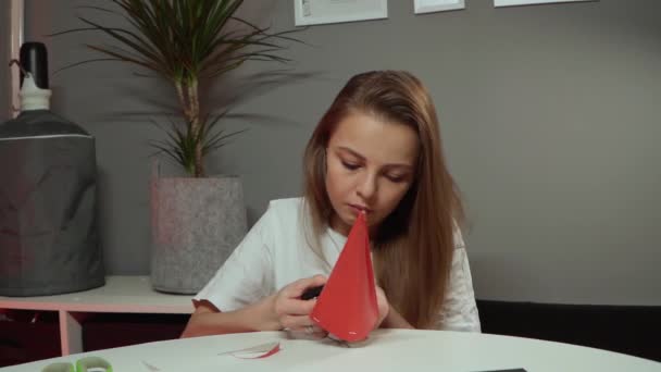 A lány kartonpapírt készít az ünnepekre. Kézzel készített — Stock videók