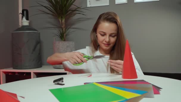 Menina faz artesanato de papelão para o feriado. Feito à mão — Vídeo de Stock
