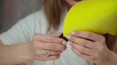 Kız tatil için karton el işi yapıyor. El yapımı.