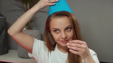 Yakın plan. Kız doğum günü şapkası takıyor.