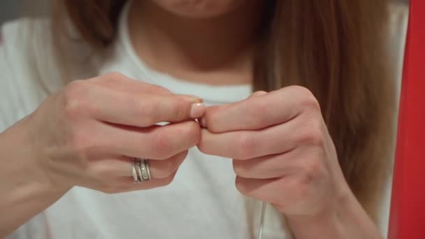 Close-up de mãos femininas fazendo artesanato de papelão — Vídeo de Stock