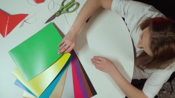Mãos femininas fazendo artesanato de papelão — Vídeo de Stock