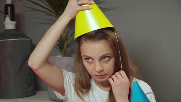 Primo piano. Ragazza indossa un cappello di compleanno — Video Stock