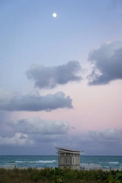 Miami sahilindeki bir barakanın üstündeki ay.