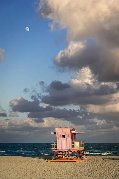 Miami Sahili ay batımında hayat kurtarıcı kulübesi