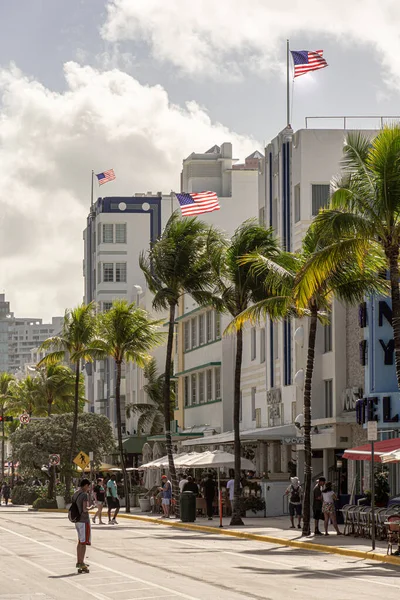 Okyanustaki Amerikan bayrakları Miami 'yi sürüklüyor.