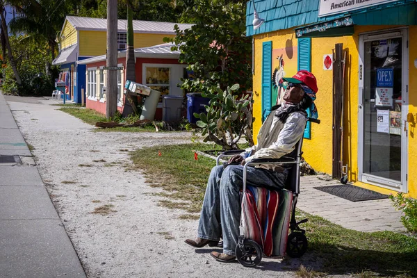 Matlacha Adası Dükkanı 'nı koruyan büyük Hint Kuklası