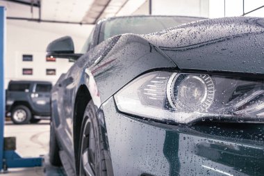 Garajda bir tamirci arabanı tamir ediyor.