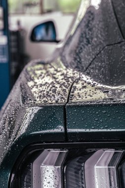 Garajda bir tamirci arabanı tamir ediyor.