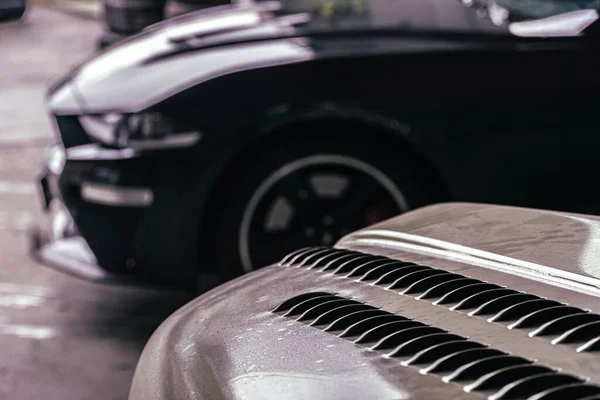 Garajda bir tamirci arabanı tamir ediyor.