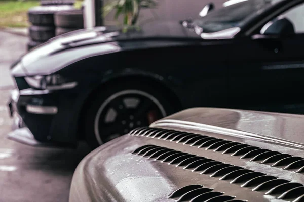 Garajda bir tamirci arabanı tamir ediyor.