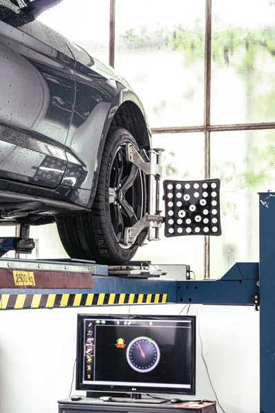 Garajda bir tamirci arabanı tamir ediyor.