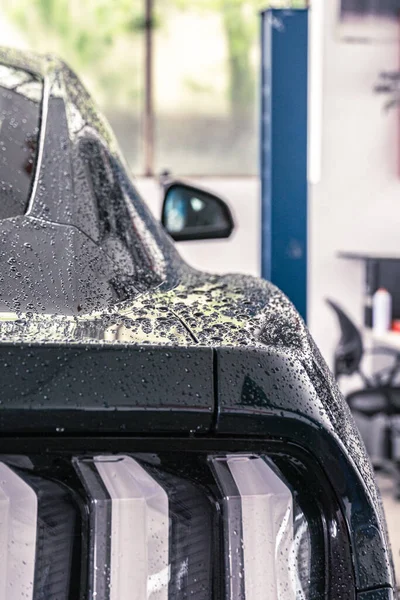 Garajda bir tamirci arabanı tamir ediyor.