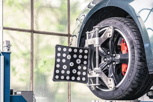 Garajda bir tamirci arabanı tamir ediyor.