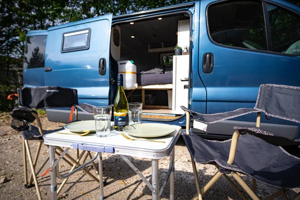 Dönüştürülmüş bir karavanda rahat bir tatil.