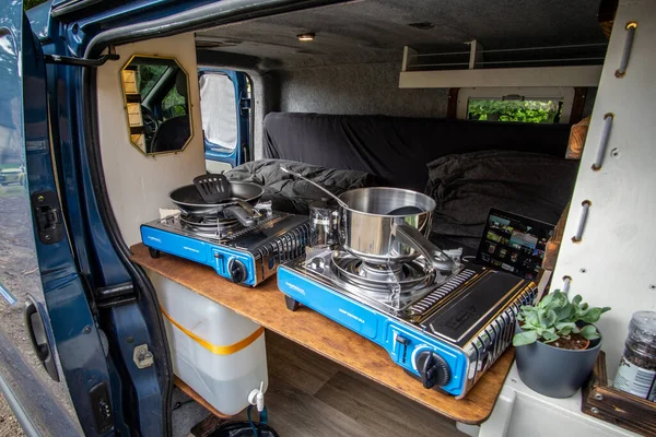 Dönüştürülmüş bir karavanda rahat bir tatil.