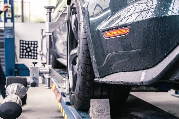 Garajda bir tamirci arabanı tamir ediyor.