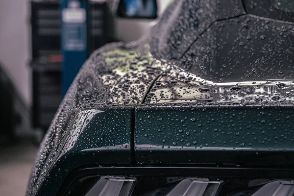 Garajda bir tamirci arabanı tamir ediyor.