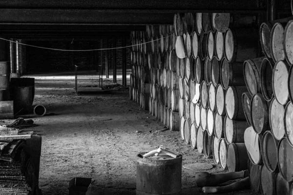 Drewniane beczki umieszczone w starym opuszczonym budynku przemysłowym — Zdjęcie stockowe
