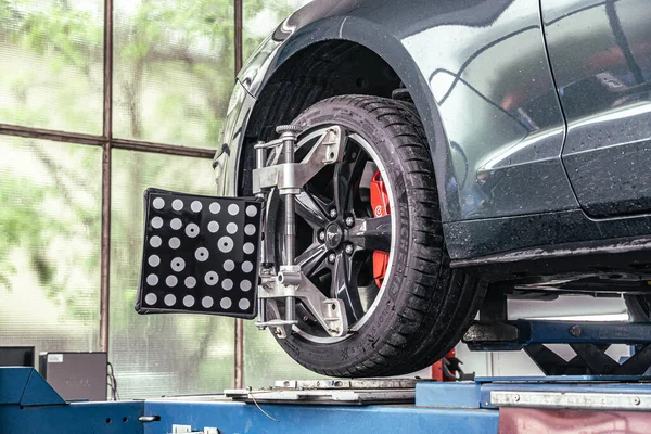 Garajda bir tamirci arabanı tamir ediyor.