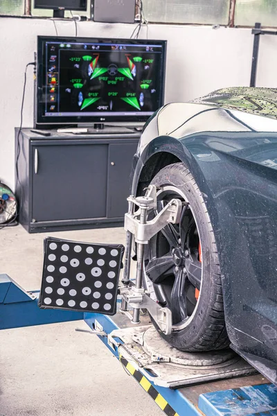 Garajda bir tamirci arabanı tamir ediyor.