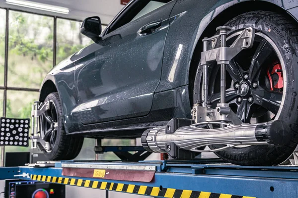 Garajda bir tamirci arabanı tamir ediyor.