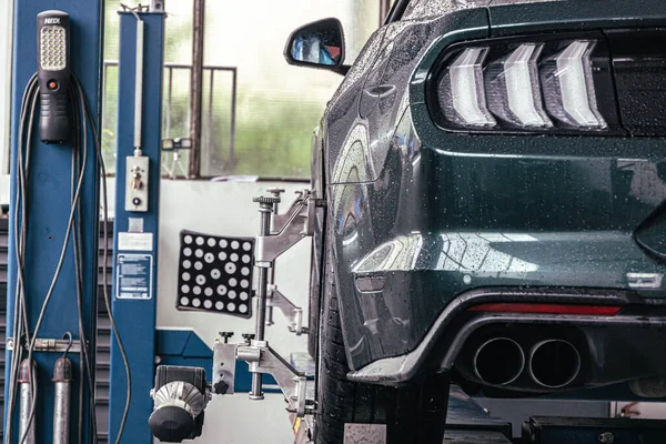 Garajda bir tamirci arabanı tamir ediyor.