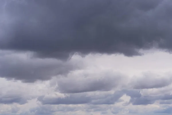 太陽光に照らされた嵐の雲 — ストック写真