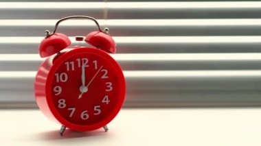 Saat 12 'de kırmızı alarm çaldı. Pencerenin perdeleri kapalıydı..